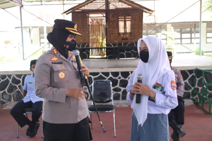 kapolres-subang-akbp-sumarni-dan-siswi-di-sma-3-subang-selasa-19102021.jpg