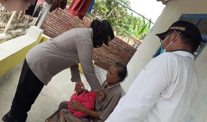 Kapolres Subang Salurkan Bantuan untuk Warga Kurang Mampu di Patokbeusi, Merasa Prihatin