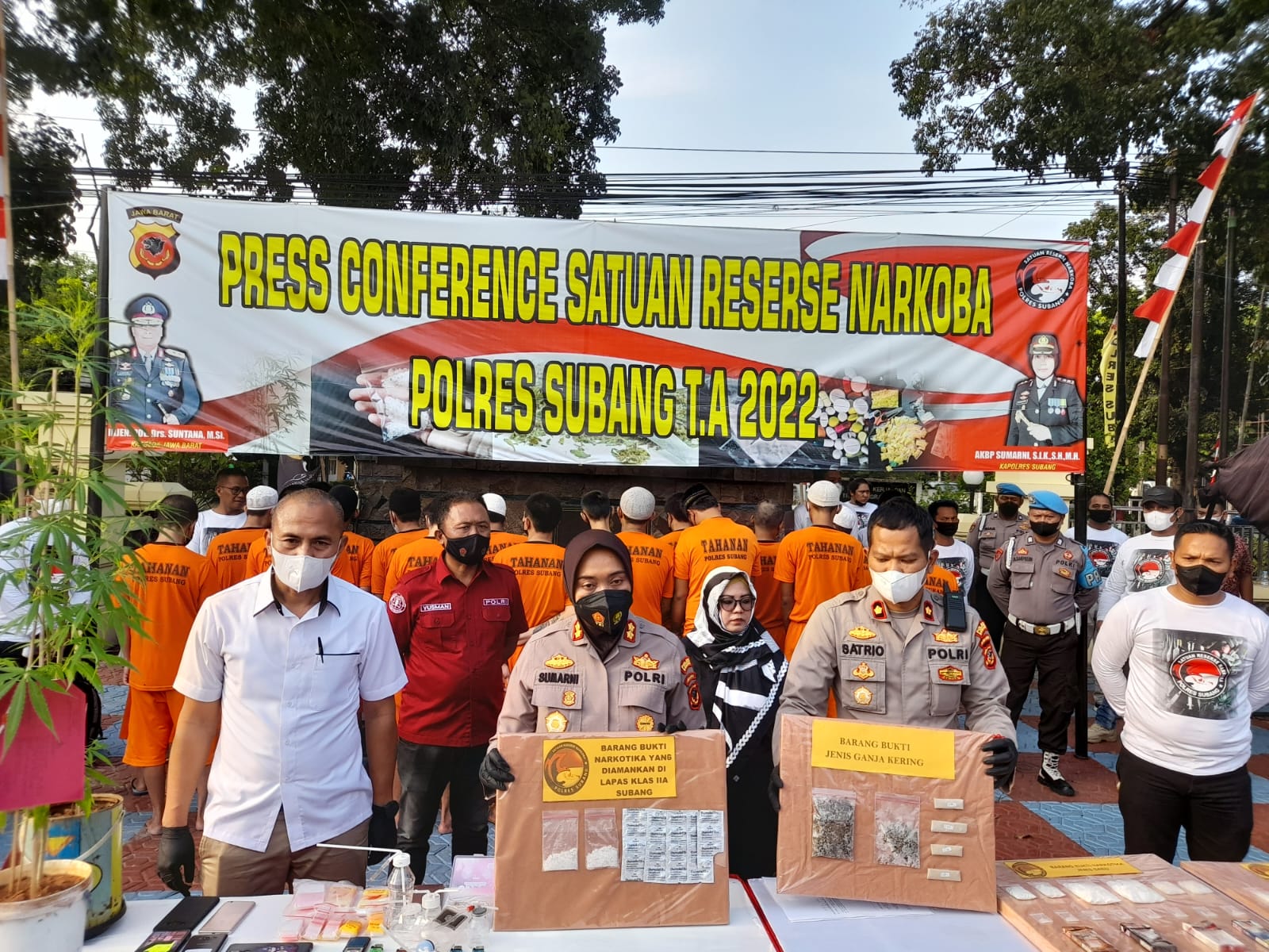 kapolres-subang-akbp-sumarni-menunjukan-barang-bukti-narkotika.jpg