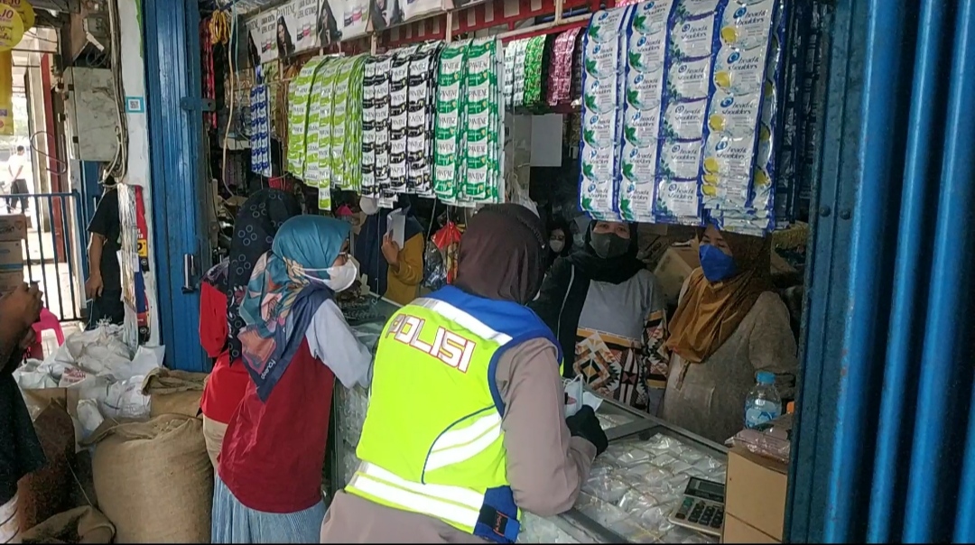 kapolres-subang-akbp-sumarni-saat-melakukan-sidak-ketersediaan-dan-harga-minyak-goreng.jpg
