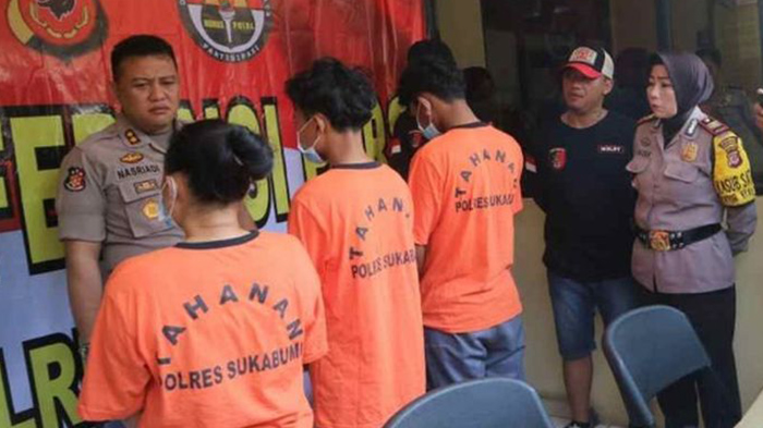 kapolres-sukabumi-akbp-nasriadi-bersama-tiga-tersangka.jpg
