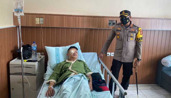 kapolres-sumedang-akbp-eko-prasetyo-robbyanto-menjenguk-husni-nursyaf.jpg