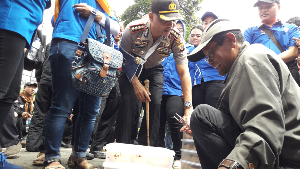 Kapolrestabes Bandung Memborong Donat dan Dibagikan Kepada Buruh yang Berunjuk Rasa di DPRD Jabar