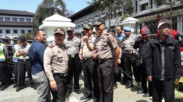 Kaporestabes Bandung Datangi Lokasi Unjuk Rasa FSPMI, Ada Apa Ya? Ini yang Terjadi