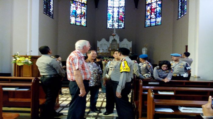 kapolrestabes-sambangi-gereja-katolik-st-petrus-katedral-satu_20150723_135342.jpg