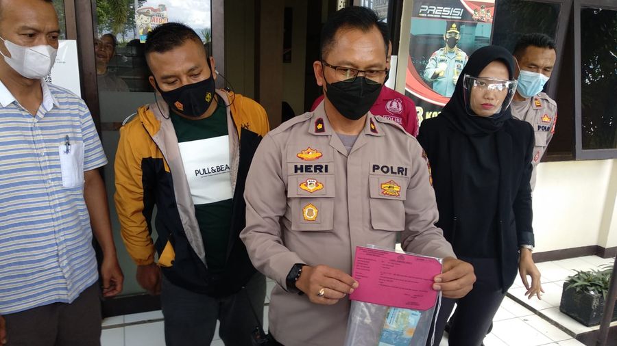 kapolsek-gedebage-kompol-heri-suryadi-menunjukkan-barang-bukti-pencurian-kotak-amal.jpg