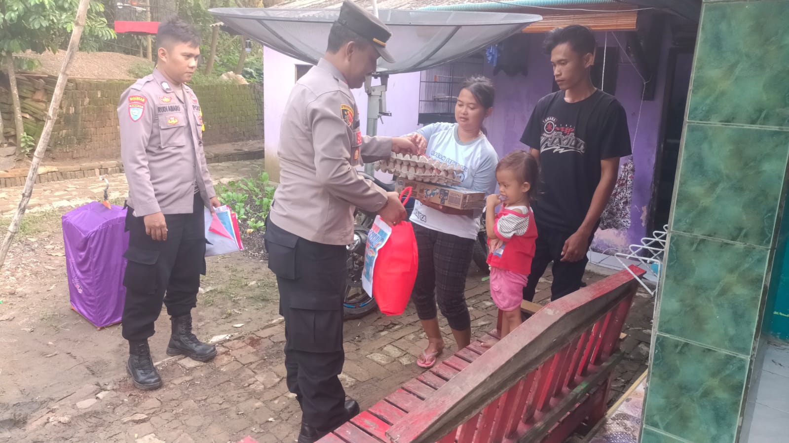 Dukung Zero Stunting, Polsek Legonkulon Salurkan Bantuan Paket Makanan untuk Anak Asuh