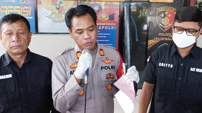 kapolsek-teluknaga-akp-anton-saat-merilis-penangkapan-tersangka-preman.jpg