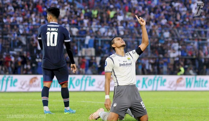 kapten-persib-bandung-rachmat-irianto-berselebrasi.jpg