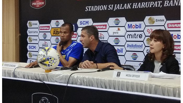 kapten-persib-bandung-supardi-nasir-dan-radovic-di-sjh.jpg