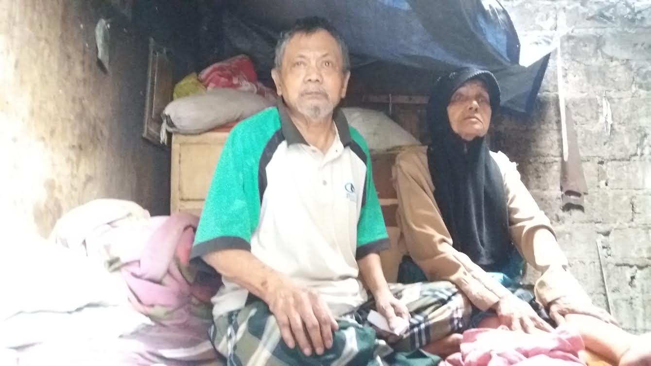 Tinggal  di Gubuk Sempit dan Kotor, Pasangan Tua Ini Nyaris Buta dan Hidup Memprihatinkan
