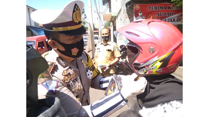 kasatlantas-polres-cianjur-membagikan-helm-dan-masker-gratis.jpg