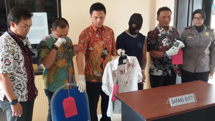 kasatreskrim-polres-bandung-akp-nico-n-adi-putra-menunjukkan-baju-korban_20160610_135152.jpg