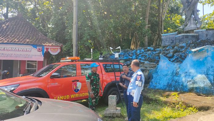 Jelang Libur Lebaran, Lanud Wiriadinata Tasikmalaya Pasang MMS di Kawasan Pantai Pangandaran