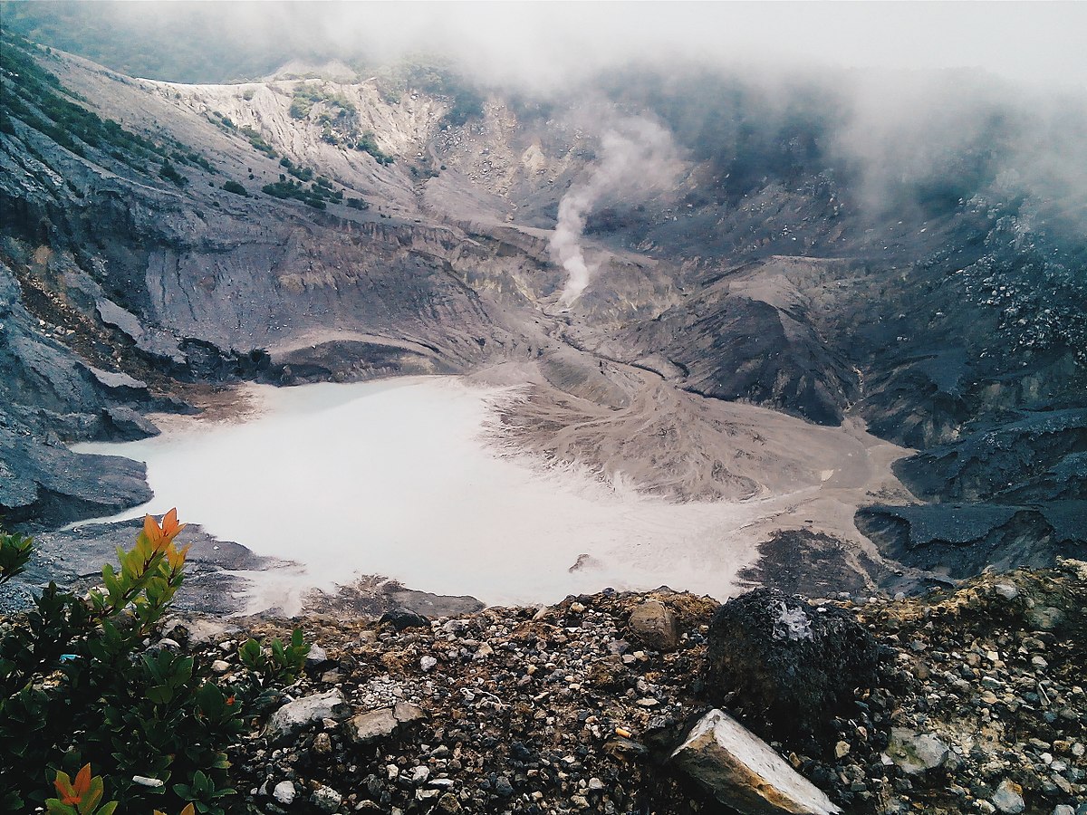 kawah-ratu-gunung-tangkuban-parahu-2_20180501_130331.jpg