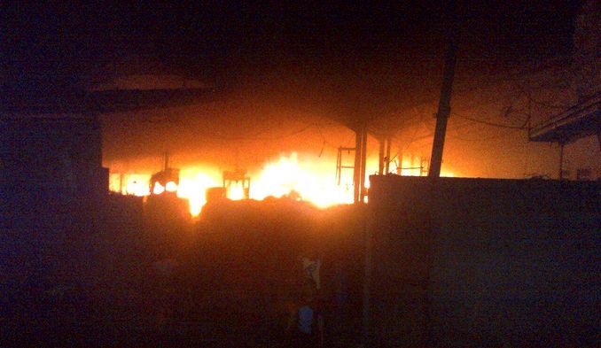 kebakaran-gudang-cileunyi_20160504_101946.jpg