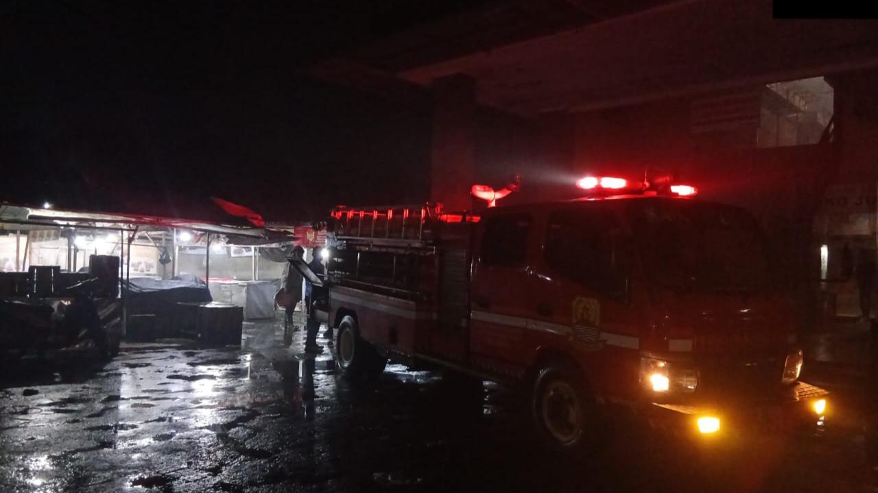 Tengah Malam Pasar Sumber Cirebon Membara, 3 Kios Ludes Dilalap Si Jago Merah