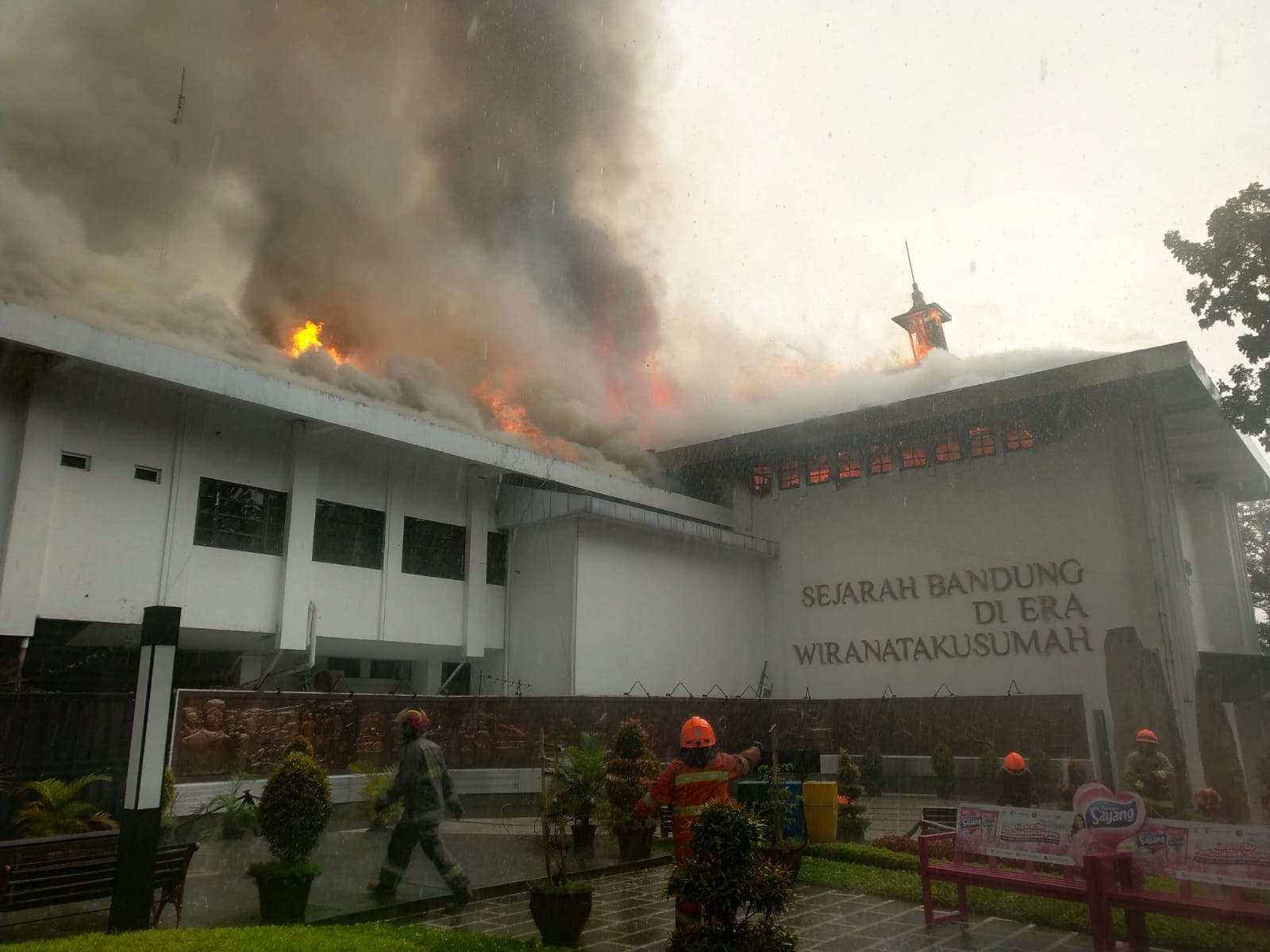 kebakaran-yang-terjadi-di-balai-kota-bandung-711.jpg