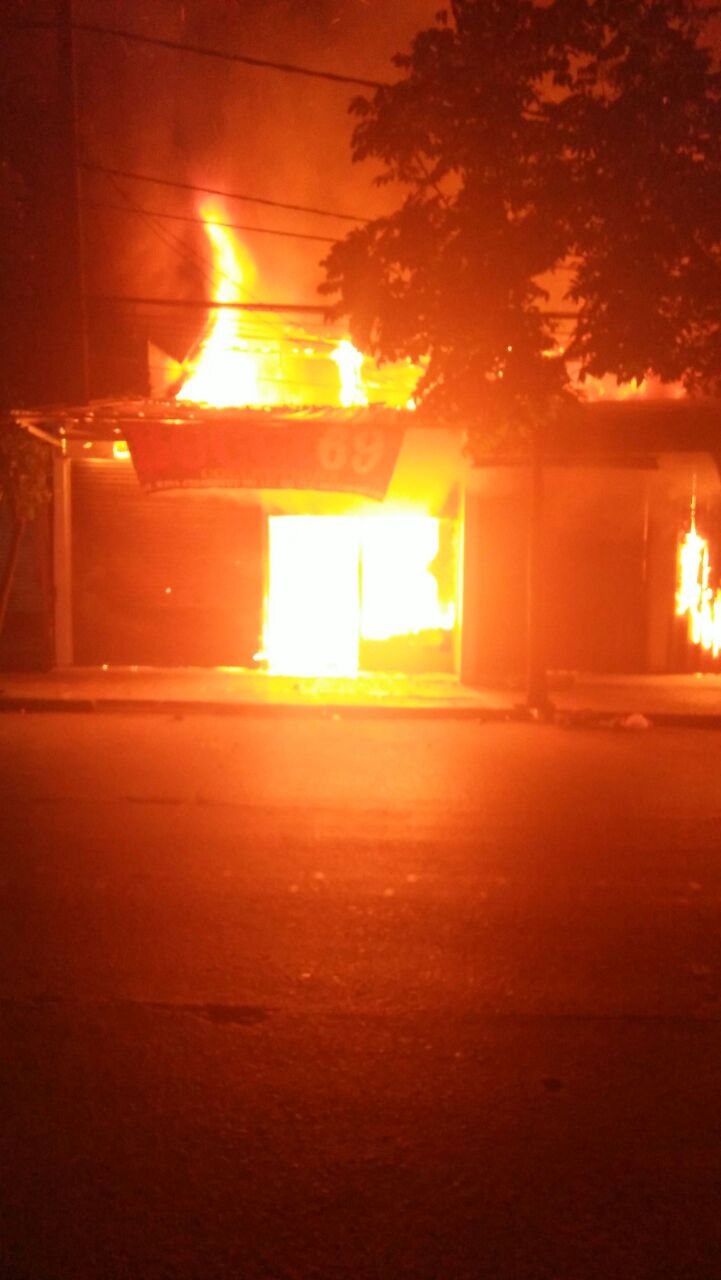 BREAKING NEWS: Kebakaran Hebat Terjadi di Depan Kampus STIE Inaba, Lalu Lintas Macet