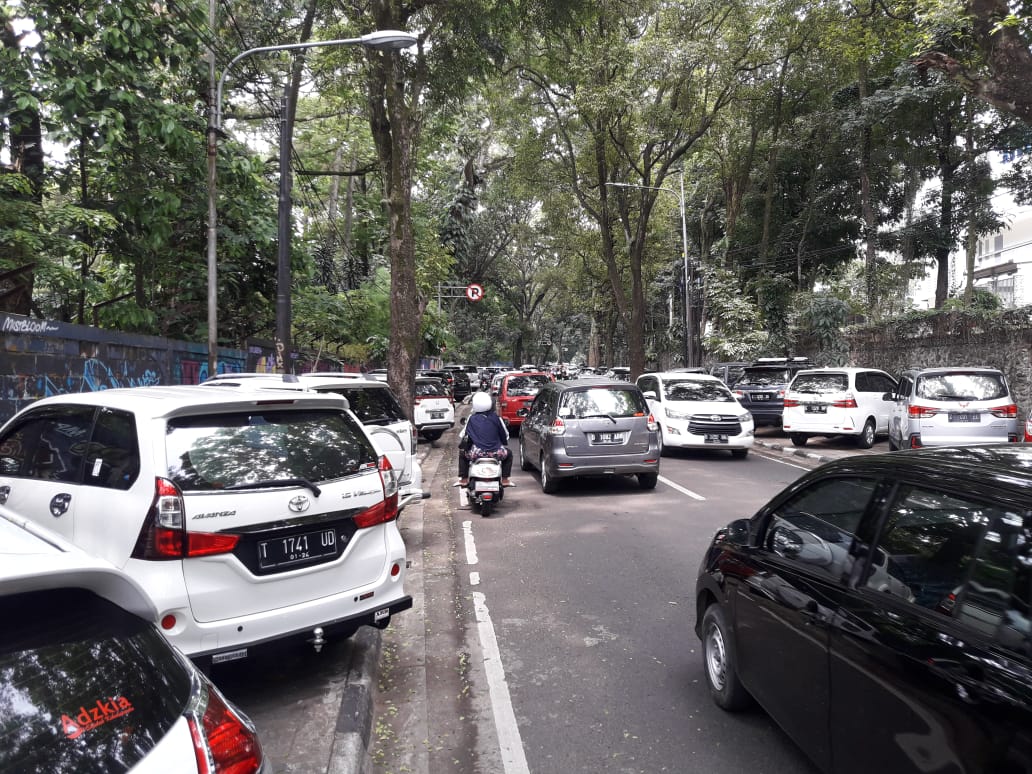 kebiasaan-buruk-banyak-mobil-parkir-di-trotoar-jalan-tamansari-depan-kebun-binatang-bandung.jpg