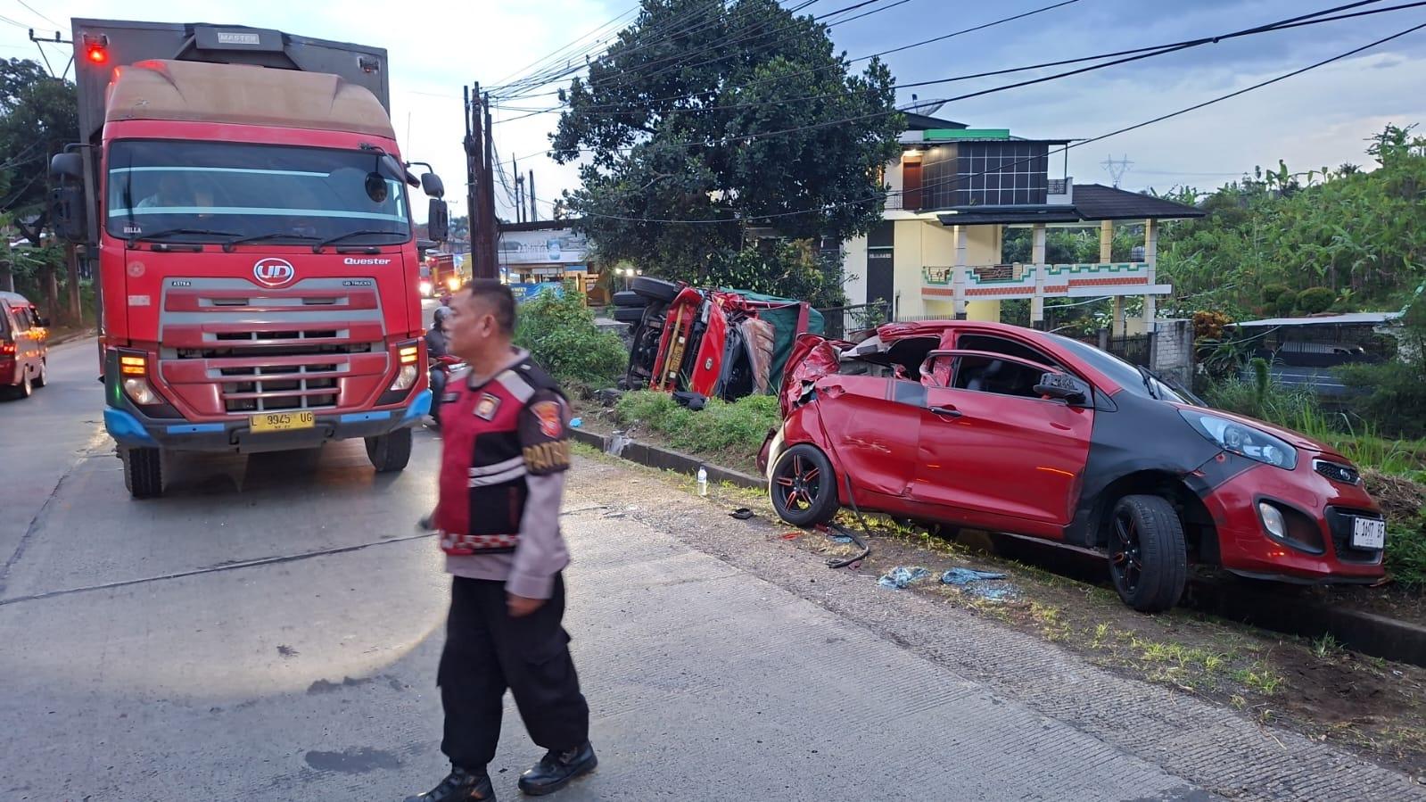 Kronologi Kecelakaan Beruntun 3 Mobil di Sumedang, Diawali Tabrakan 2 Truk Besar, Kia Picanto Apes