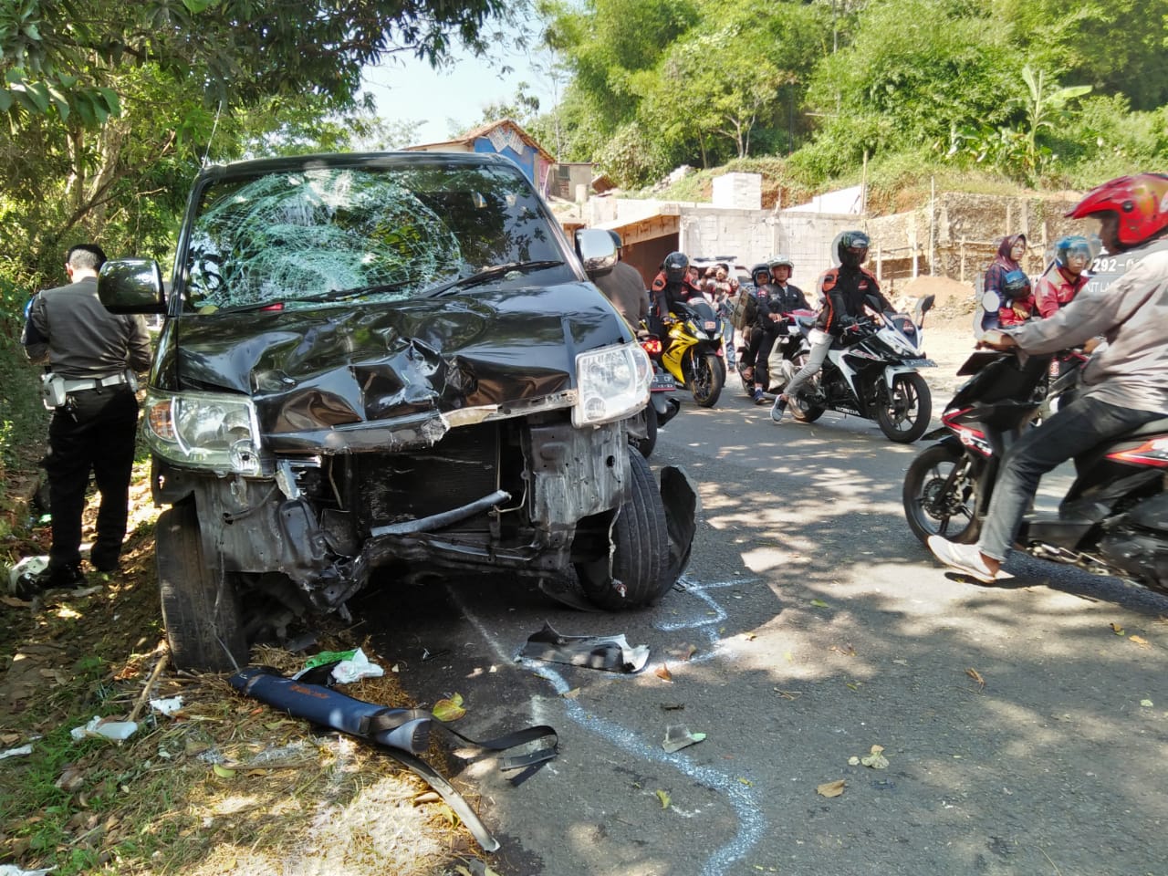 Salip Kendaraan di Depannya, Minibus Tabrak Motor di Sumedang, Satu Tewas di Tempat