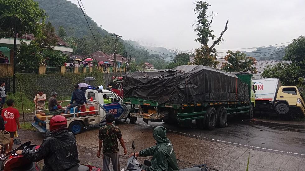 kecelakaan-lalu-lintas-terjadi-di-Jalan-Raya-Bandung-Cirebon-Sumedang.jpg