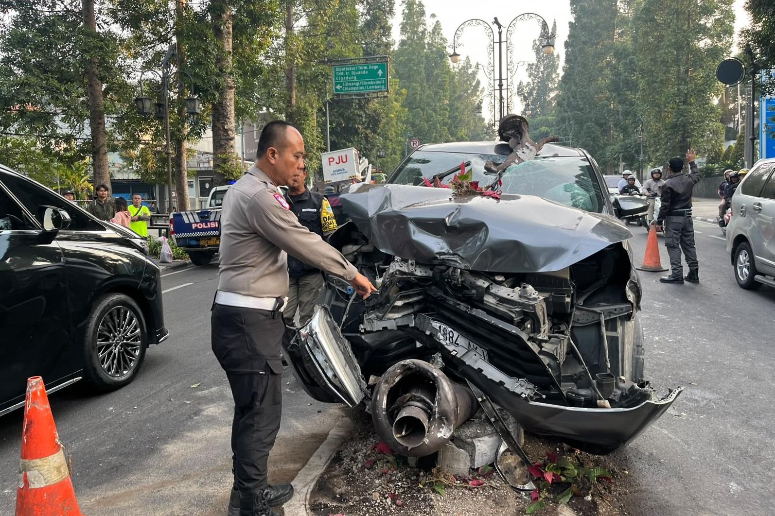 Mobil Tabrak Tiang PJU di Dago Bandung Subuh Tadi, Diduga karena Mabuk, 2 Luka dan 2 Kabur - Tribunjabar.id