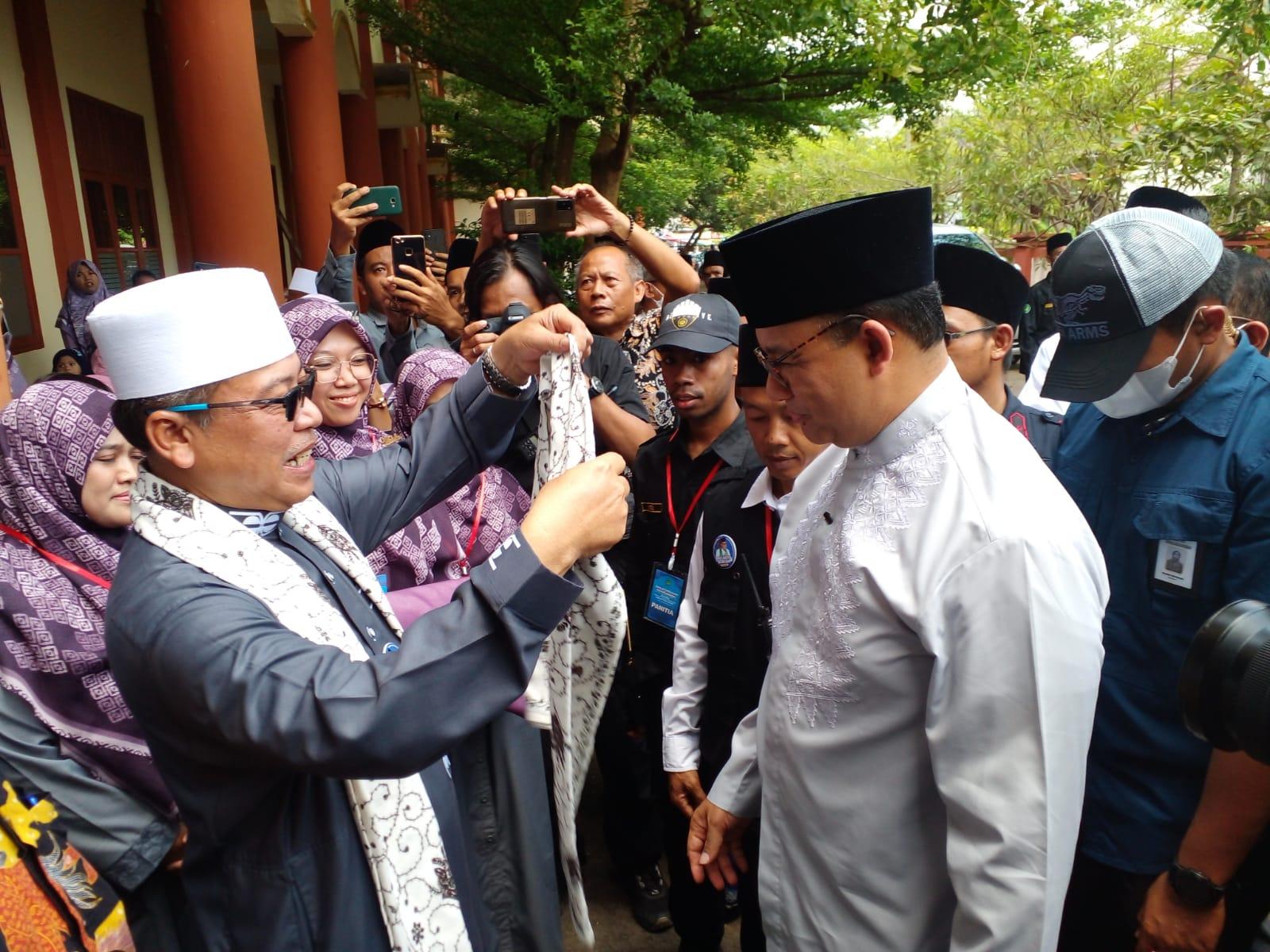 kedatangan-Anies-Baswedan-dengan-kalungan-sorban.jpg