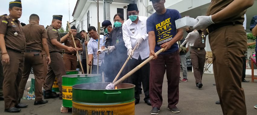 kejaksaan-negeri-indramayu-saat-memusnahkan-ratusan-barang-bukti.jpg