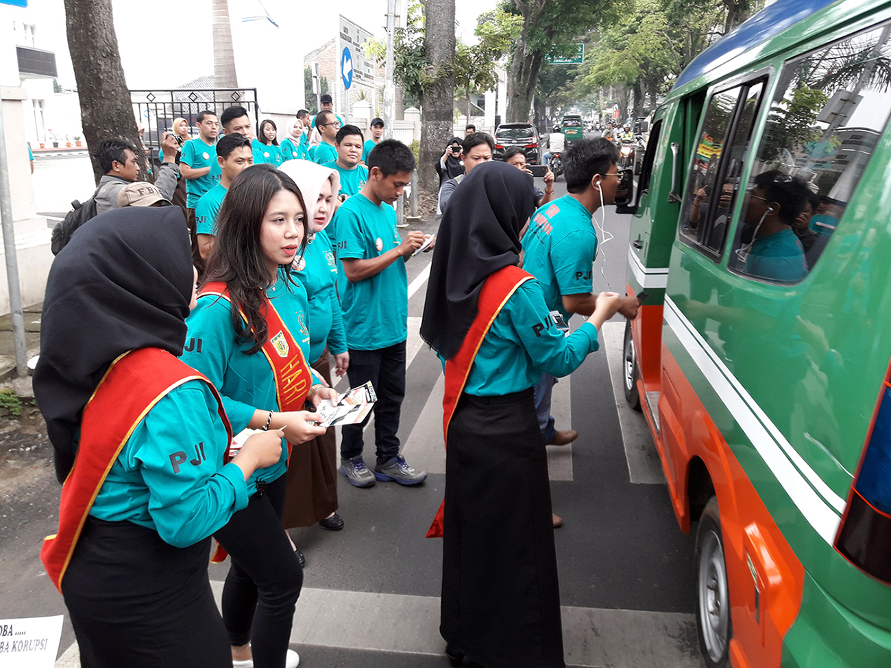 Peringati Hari Anti Korupsi, Kejari Cimahi Bagikan Stiker, Ajak Masyarakat Cegah Korupsi