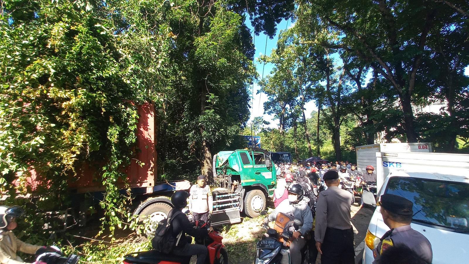 kemacetan-dari-kedua-arah-akibat-truk-kontainer-hantam-pohon.jpg