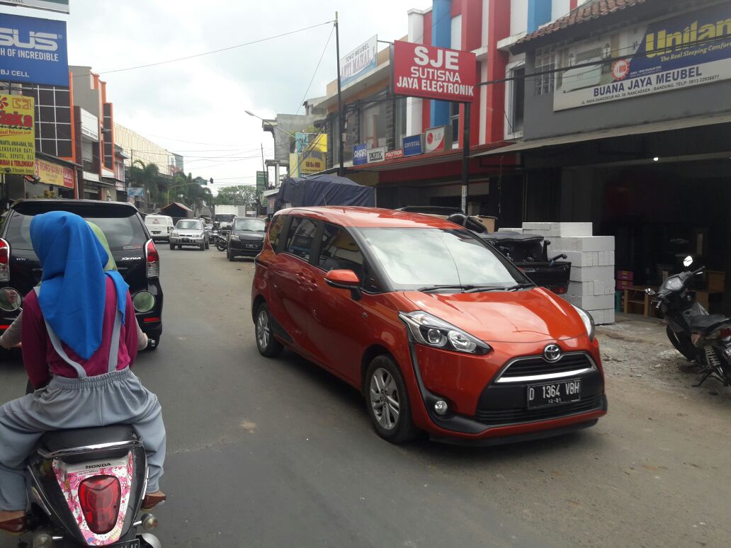 kendaraan-yang-terparkir-di-badan-jalan-raya-rancaekek-sabtu-1312018_20180113_155858.jpg