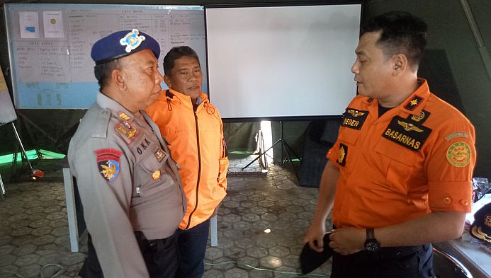 kepala-basarnas-jabar-deden-ridwansah-kasat-polair-polres-indramayu-akp-i-nyoman-oka_20180805_125943.jpg