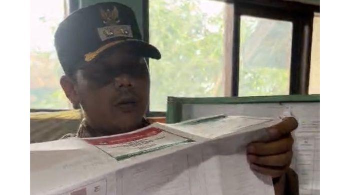 kepala-desa-di-Kecamatan-Cikalongkulon-Kabupaten-Cianjur-mencoblos-surat.jpg
