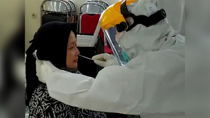 kepala-tu-sma-negeri-5-kota-tasikmalaya-iis-tarsih-mengikuti-swab-test-2782020.jpg