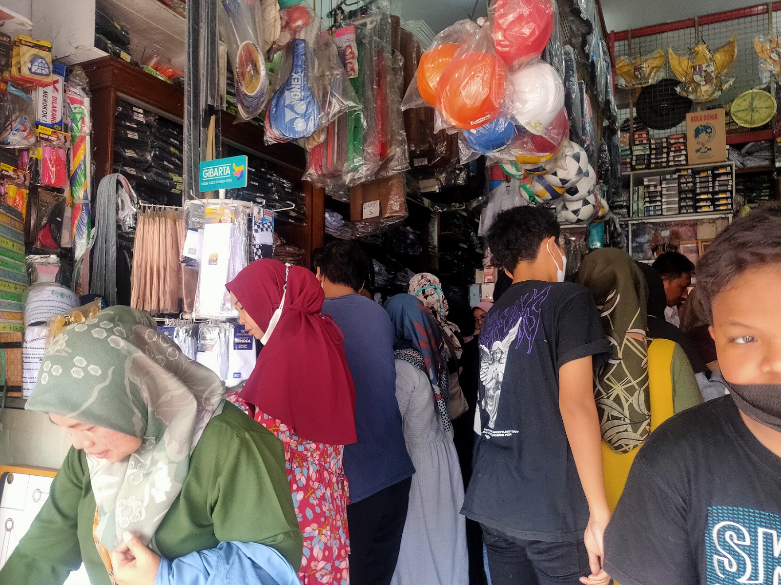 keramaian-toko-seragam-sekolah-di-majalengka.jpg
