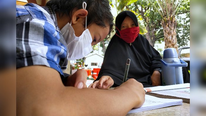 Berita Foto, Anak Belajar Online Ditemani Sang Ibu Berjualan Kopi Seduh di Teras Masjid Cipaganti
