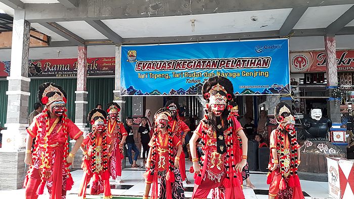 kesenian-tari-topeng-khas-cirebon-di-pasar-batik-trusmi-_-ramadan.jpg