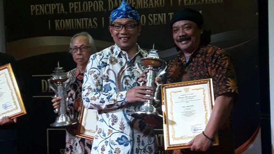 ketua-ccl-iman-soleh-menerima-penghargaan-dari-gubernur-jawa-barat.jpg