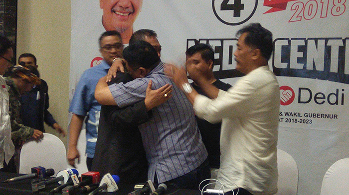 ketua-dpd-demokrat-jabar-irfan-suryanegara-memeluk-deddy-mizwar_20180627_182612.jpg