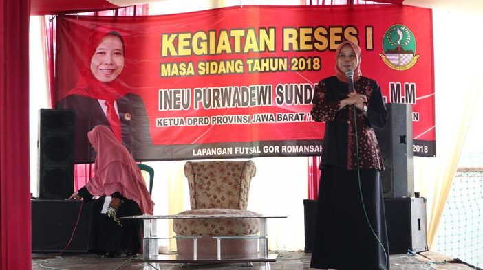 ketua-dprd-jabar-ineu-purwadewi-sundari-dalam-reses-februari-2018-1_20180208_155144.jpg