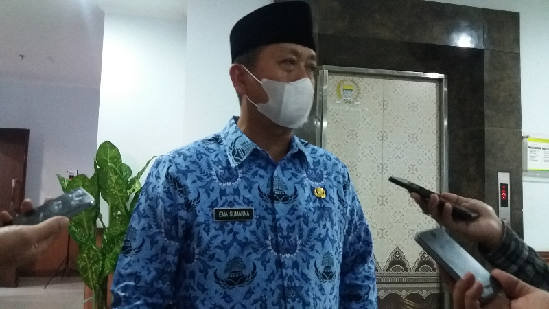 ketua-harian-gugus-tugas-penganangan-covid-19-kota-bandung-ema-sumarna.jpg