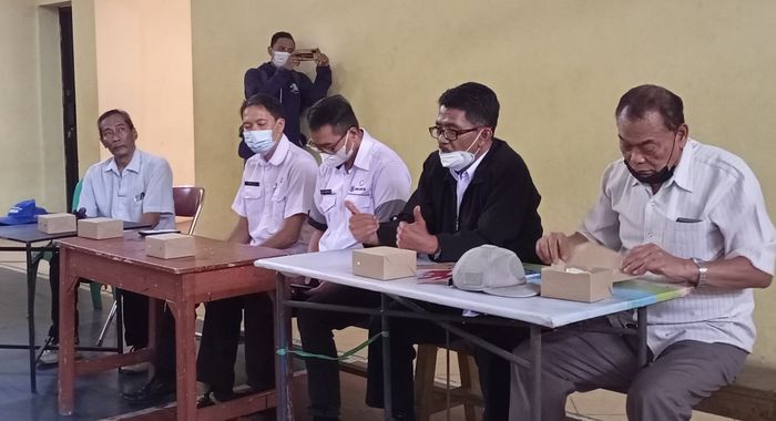 ketua-komisi-lll-dprd-kota-cimahi-yus-rusnaya-kedua-kanan-mempimpin-audiensi.jpg