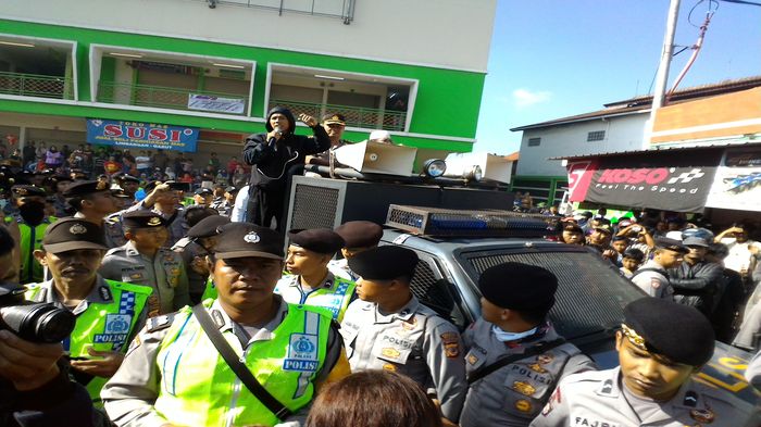 ketua-p3l-basar-suryana-saat-menyampaikan-aspirasi_20160518_103346.jpg