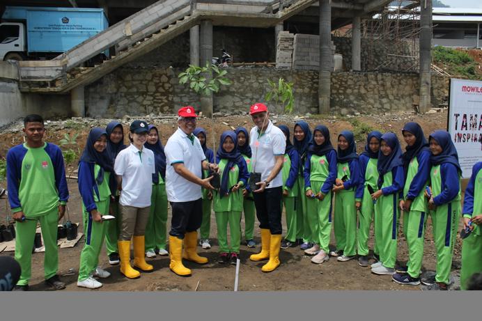 ketua-umum-yayasan-nurani-dunia-imam-b-prasodjo-dan-ceo-mowilex-niko-safavi.jpg