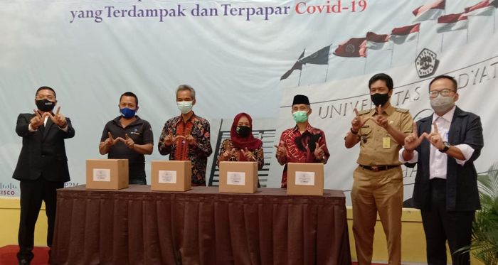ketua-yayasan-widyatamadjoko-roespinoedji-kanan-bersama-rektor-utamaprof-obsatar.jpg
