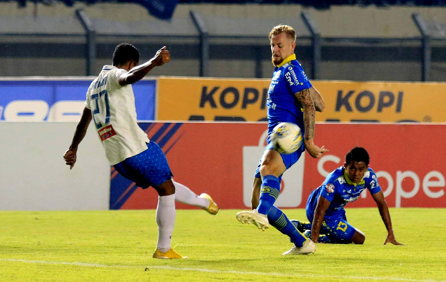 Kondisi Terkini Kevin van Kippersluis yang Cedera, Siap Main di Laga Persib Bandung vs Arema FC?