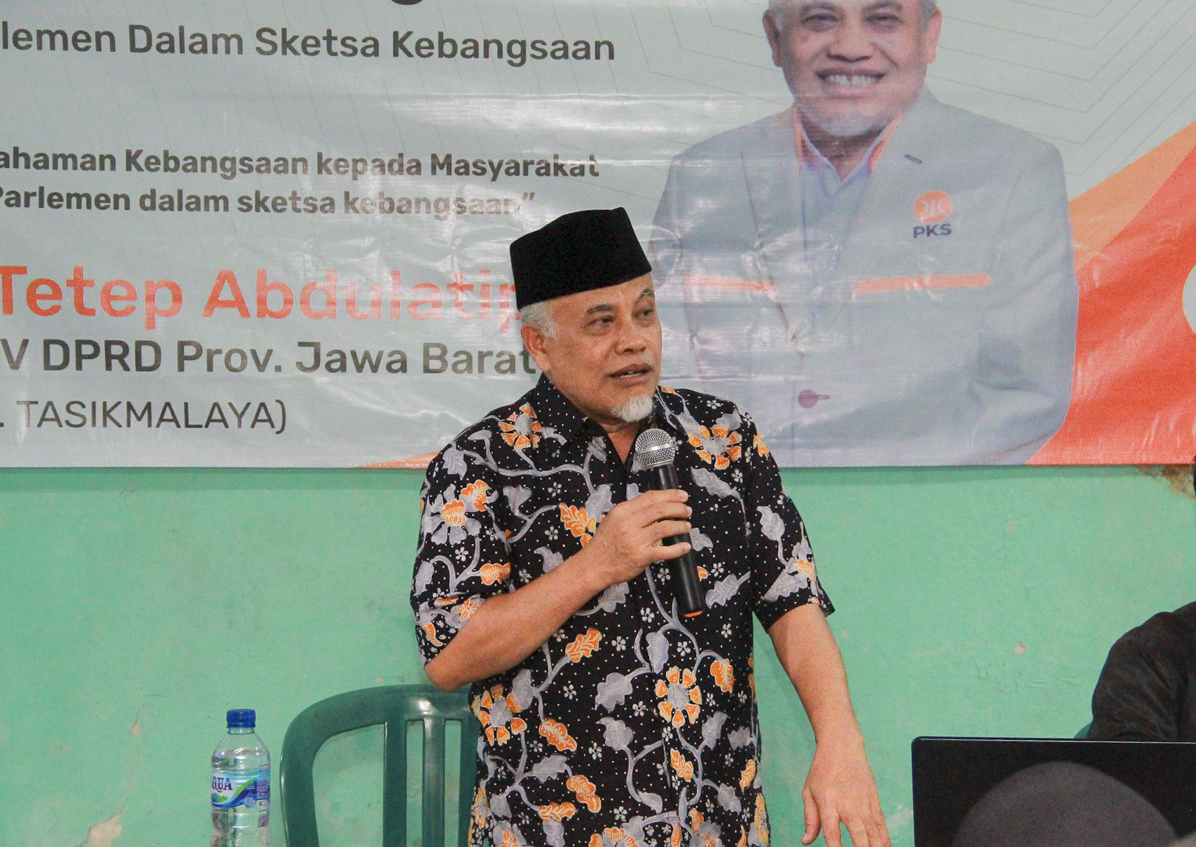 kh-tetep-abdulatip-ketua-komisi-iv-dprd-jabar-saat-mengisi-acara-di-sekretariat-kammi.jpg