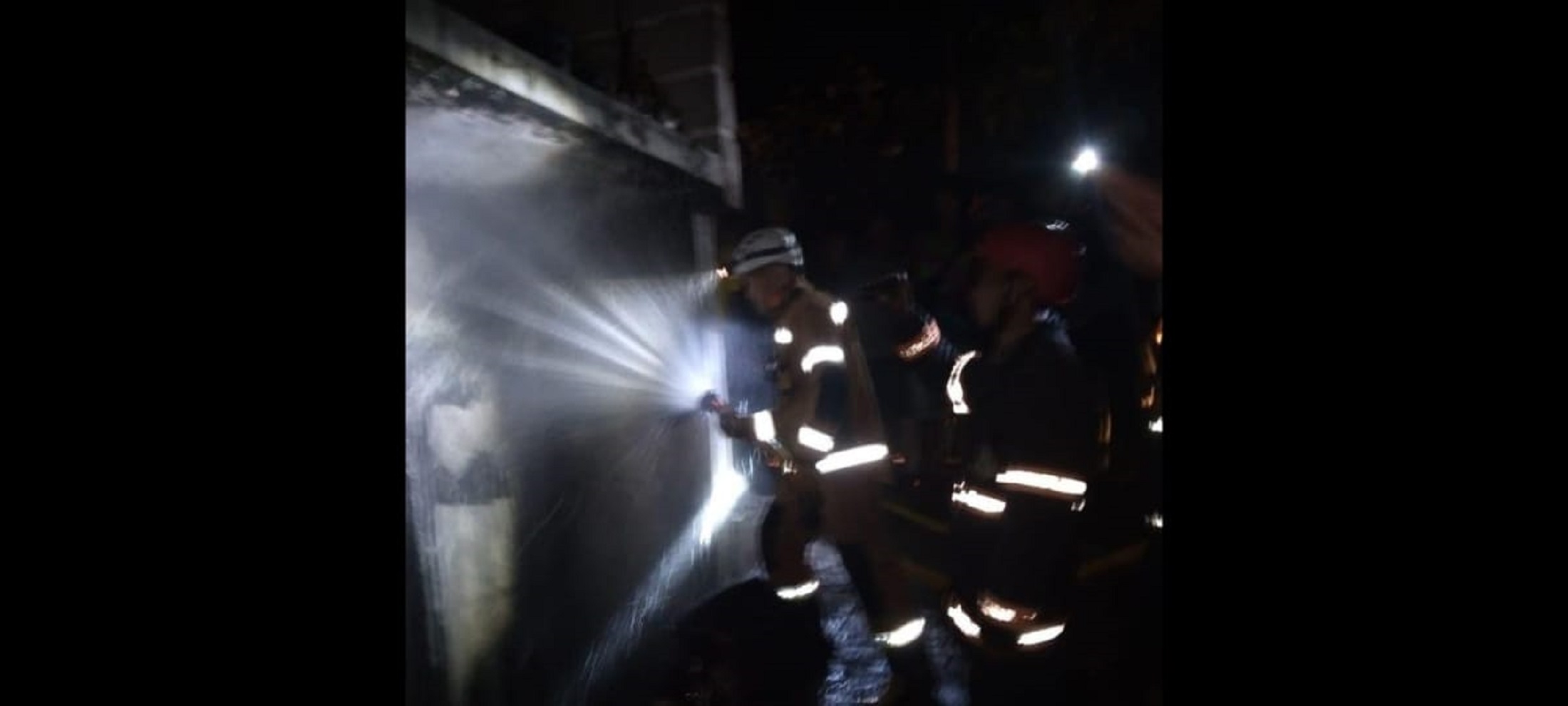 kijang-lgx-bernomor-polisi-z-1530-cn-di-kabupaten-sumedang-ludes-terbakar.jpg